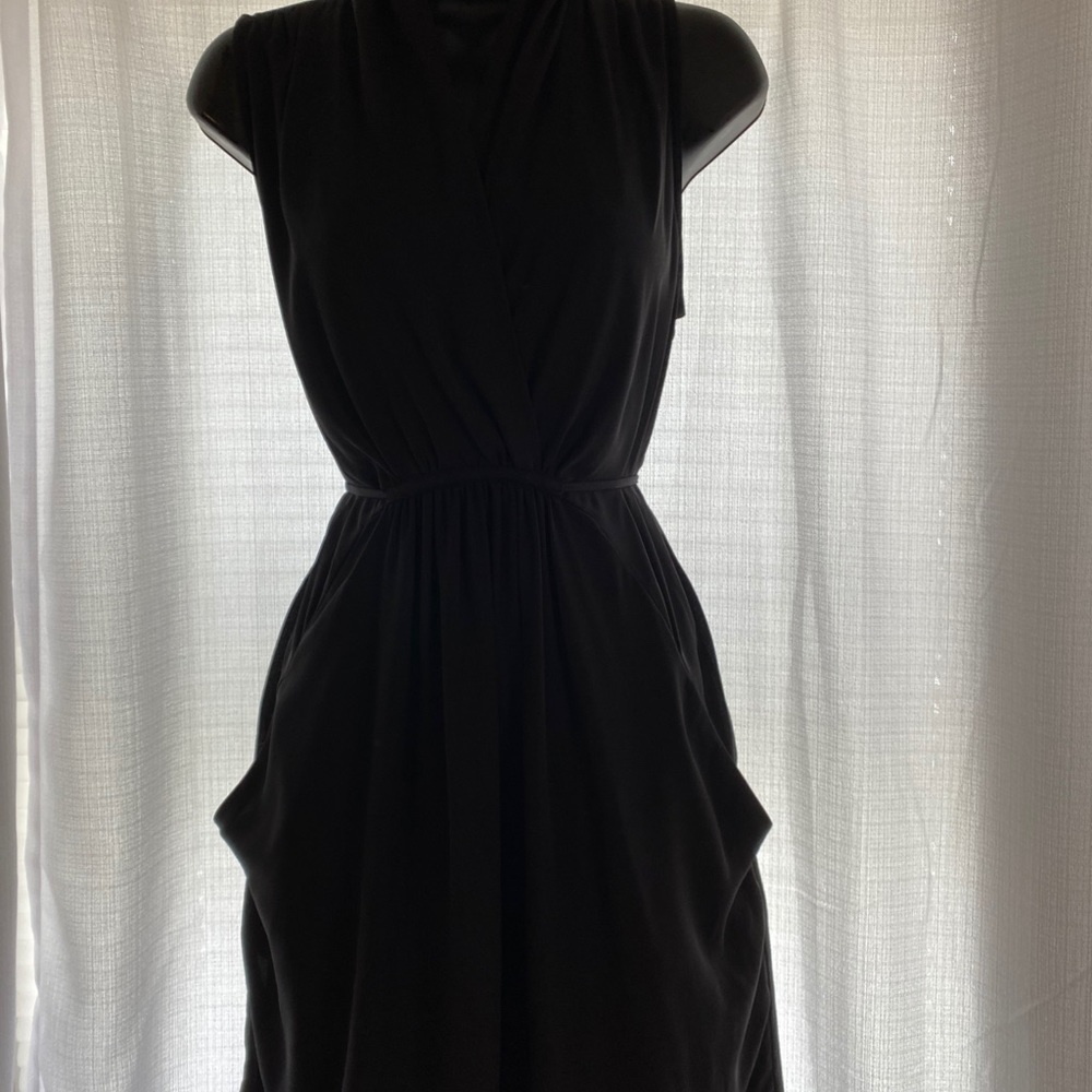 Short sleeve dress to the knee . - Picture 4 of 7